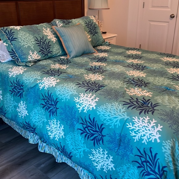 Turquoise queen comforter set. - Picture 2 of 6